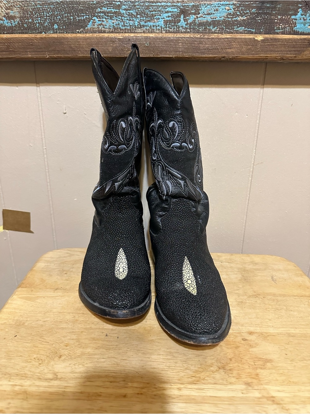 Black Stingray material Western Men's Cowboy Boots with Embroidered Shaft
